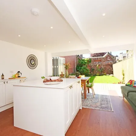 בית נופש Sunny Private Garden With Two Parking Spaces יורק